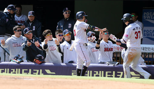 두산 박건우가 17일 잠실구장에서 열린 삼성전에서 3회 김재호의 희생플라이 때 득점에 성공한 후 동료들의 축하를 받고 있다. 두산은 이날 삼성을 6-2로 이겨 5연승을 질주했다. 사진제공｜스포츠코리아