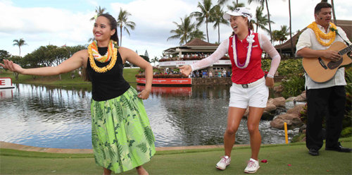 호주 교포 이민지(가운데)가 17일 미국 하와이 주에서 끝난 미국여자프로골프(LPGA)투어 롯데 챔피언십에서 역전 우승을 한 뒤 시상식에서 훌라춤을 추며 기뻐하고 있다. 이번 우승으로 이민지는 LPGA투어 사상 다섯 번째로 20세 이전에 2승을 올린 선수가 됐다. 롯데 제공