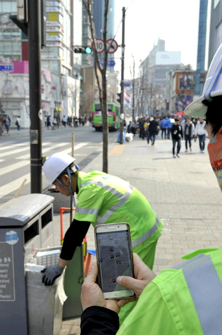 서울 서대문구 소속 환경미화원들이 사물인터넷(IoT) 기반 시스템을 이용해 신촌 일대 길거리 쓰레기통 수거 작업을 하고 있다. 서대문구 제공