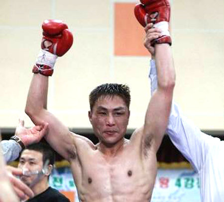 13년 만에 복귀한 경기에서 TKO승을 거두고 기뻐하는 최용수. 한국권투연맹 제공
