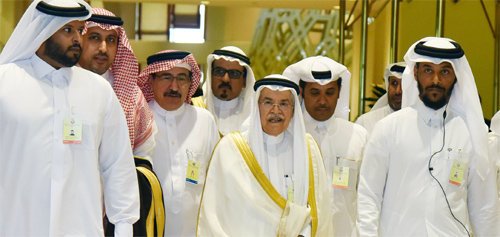 17일(현지 시간) 사우디아라비아의 알리 알나이미 석유장관(앞줄 가운데)이 카타르 도하에서 열린 산유국 회의에 참석하고 있다. 도하=신화 뉴시스