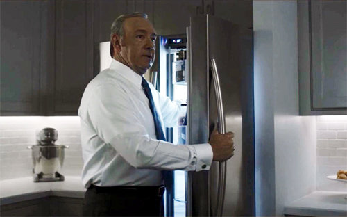 드라마 ‘하우스 오브 카드’에서 미국 대통령으로 나오는 케빈 스페이시가 삼성전자 셰프컬렉션 냉장고 문을 여는 모습. 하우스 오브 카드 영상 캡처