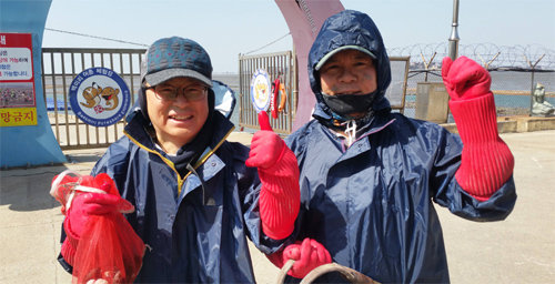 3월부터 경기 화성시 백미리마을에서 귀어를 준비하는 김판수 씨(오른쪽)와 김만종 씨가 마을 어망 관리 작업에 나선 모습. 백미리마을 어촌계 제공