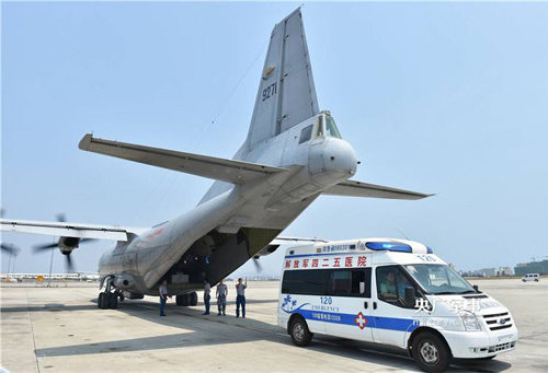 중국 해군 Y-8 해상초계기가 17일 하이난 성 싼야 국제공항에 착륙해 대기하고 있던 구급차에 환자들을 옮기려 하고 있다. 사진 출처 중국군왕