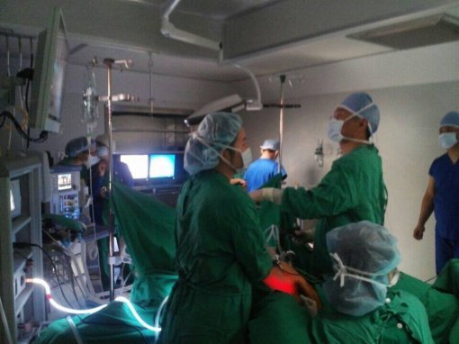 대전 유성선병원 부인암센터의 최석철 교수가 복강경을 이용한 자궁경부암 수술을 하고 있다.