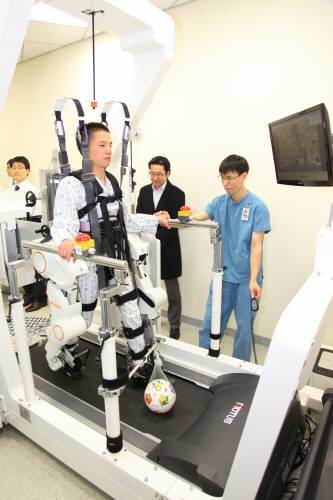 뇌경색 후유증으로 다리가 불편한 남성 환자가 서울대병원에서 로봇을 이용한 재활 치료를 받고 있다.