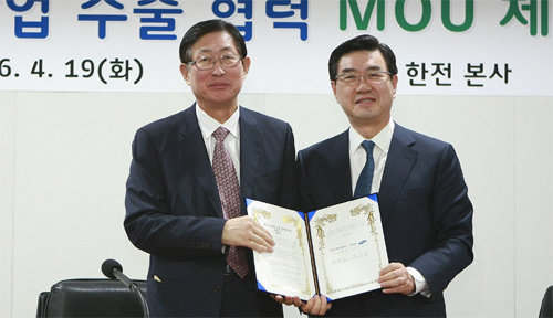 조환익 한국전력 사장(왼쪽)과 조남성 삼성SDI 사장이 19일 한전 나주본사에서 에너지신산업 수출 협력 MOU를 체결한 뒤 기념 촬영을 하고 있다. 삼성SDI 제공
