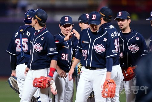 19일 수원kt위즈파크에서 ‘2016 타이어뱅크 KBO 리그’ kt위즈와 두산베어스 경기가 열렸다. 3-2 승리를 거두며 6연승을 달린 두산 선수들이 하이파이브 하고 있다. 수원｜김종원기자 won@donga.com