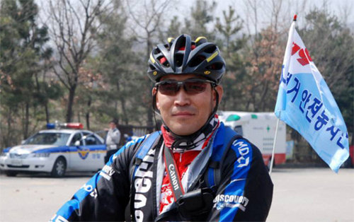 사고를 당하기 전인 2009년 ‘자전거 안전봉사단’으로 활동하던 최성찬 씨. 최성찬 씨 제공