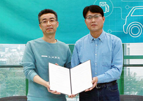 송창현 네이버 CTO(왼쪽)와 이용호 그린카 대표가 커넥티드 카 MOU를 맺고 포즈를 취하고 있다. 네이버 제공