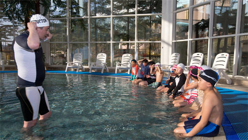 강원랜드 호텔 수영장에서 지역 초중생들이 수영을 배우고 있다. 이곳에서는 매주 화요일 오후 강원랜드 직원들의 재능 기부로 지역 초중생을 위한 수영 강습이 열린다. 강원랜드 제공