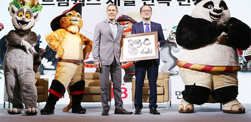 20일 서울 중구 동호로 그랜드 앰배서더 호텔에서 열린 ‘드림웍스 채널 단독 론칭 기자간담회’에서 강국현 KT 전무(오른쪽에서 두
 번째)가 ‘쿵푸팬더’ 원작 스케치를 들어 보이고 있다. 강 전무 왼쪽에 에릭 엘런보건 드림웍스 해외TV사업 부문 사장이 서 
있다. KT 제공