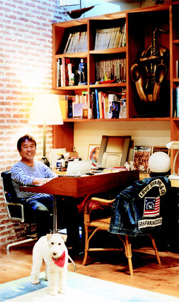 일본 도쿄에 있는 자택에서 환하게 웃고 있는 빔스의 창업자 시타라 요. 그의 앞에 놓인 미국 청바지 브랜드 리바이스의 청재킷은 그가 추구하는 아메리칸 스타일을 대변하고 있다. 위즈덤스타일 제공