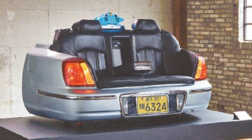 현대자동차의 그랜저XG의 뒷좌석은 소파로 바뀌었다. 현대자동차 제공