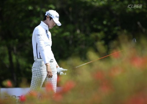 박성현이 22일 경남 김해의 가야골프장에서 열린 KLPGA 투어 넥센세인트나인 마스터즈 1라운드 14번홀에서 티샷을 실수한 뒤 고개를 숙인 채 페어웨이로 걸어가고 있다. 사진제공｜KLPGA