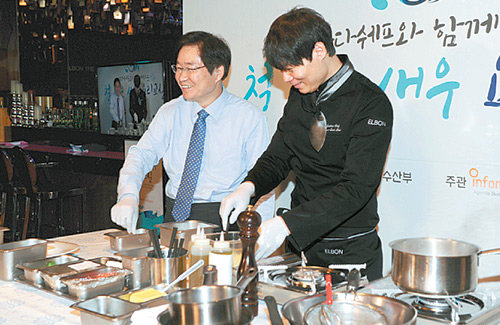 6일 개최된 ‘바다셰프가 함께하는 철 없는 새우 요리교실’ 현장. 해양수산부 김영석 장관과 최현석 셰프가 가정에서 간단하게 즐길 수 있는 계절별 새우 요리를 선보이고 있다.