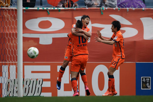 제주 이근호(맨 왼쪽 뒤)가 23일 제주월드컵경기장에서 벌어진 성남과의 홈경기에서 득점한 뒤 마르셀로에게 안기며 환호하고 있다. 올 시즌 처음으로 선발출장한 이근호는 멀티골로 2-2 무승부를 이끌었다. 사진제공｜한국프로축구연맹