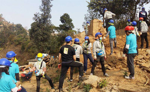 지난해 6월 서울대 학생들이 대지진 참사를 겪은 네팔 현지에서 피해 복구 봉사활동을 하고 있다. 서울대 글로벌사회공헌단 제공