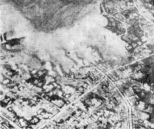 간토대지진 이후 불길에 휩싸인 도쿄 시가의 항공 사진. 동아일보 1923년 9월 8일자