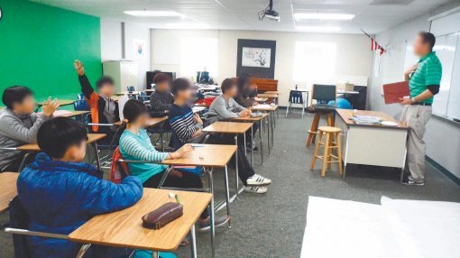 미국 캘리포니아 주에서 열리는 영어캠프에 참가한 학생들은 원어민 강사로부터 ESL 수업을 듣는다.