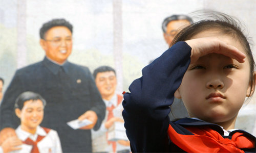 영화 ‘태양 아래’는 여덟 살 진미가 김일성의 생일인 태양절 축하 무대에 서는 과정을 담으며 이면에 숨겨진 북한의 민낯을 보여준다. 영화사 날개 제공