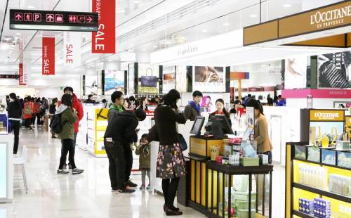 제주공항 면세점에서 손님들이 쇼핑을 하고 있다. 제주를 찾는 국내외 관광객이 늘고 있는 가운데 질적 성장을 위해 면세점 업계가 송객수수료 등의 부조리 해결에 앞장서야 한다는 주장이 나오고 있다. 제주관광공사 제공