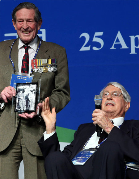 6·25전쟁에 참전했던 영국군 노병 윌리엄 스털링 씨(90·오른쪽)가 전우 데이비드 버드 씨 (86)에게 참전 당시 사진을 65년 만에 건네주고 있다. 국가보훈처 제공