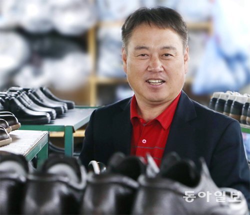 김원길 바이네르 사장이 컴포트화 신제품에 대해 설명하고 있다. 박경모 기자 momo@donga.com