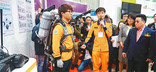 27일 대구 엑스코에서 열린 대한민국 국제소방안전박람회에서 개발회사 직원이 소방용 웨어러블 로봇을 착용하는 시범을 보이고 있다. 엑스코 제공