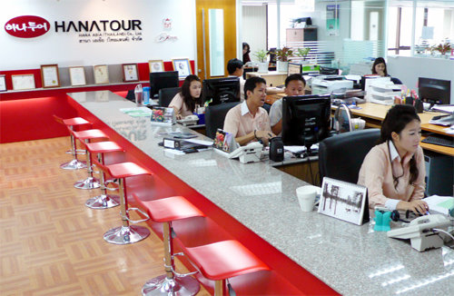 하나투어는 접근성이 좋은 공항과 유명 숙박시설에 안내데스크 26개를 설치해 휠체어, 자전거 대여 등의 서비스를 제공한다. 패키지 
여행객뿐 아니라 자유여행객도 이곳을 이용할 수 있다. 사진은 태국 방콕에 있는 안내데스크. 하나투어 제공