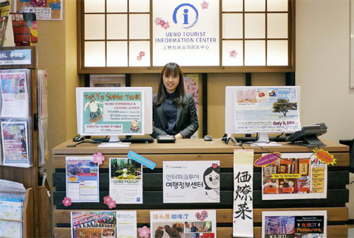 인터파크투어는 2012년부터 국내 여행사 최초로 24시간 긴급 상담 서비스를 실시해 고객이 세계 어디에서 연락해도 시차에 관계없이 상담을 해주고 있다. 사진은 일본 우에노에 있는 안내데스크. 인터파크투어 제공