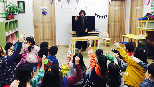경기 하남시에서 글로벌다문화센터를 운영하는 윤영미 씨가 ‘이중언어학교 개강식’에서 아이들과 함께 이야기를 나누고 있다. 윤영미 씨 제공
