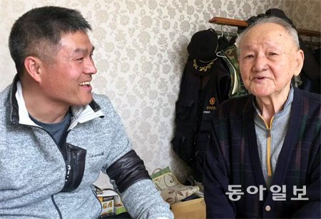서울대 청원경찰 송하균 씨(왼쪽)가 그의 보살핌 봉사를 받는 홀몸노인 박주성 옹과 이야기를 나누고 있다.