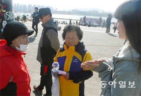 ‘노을공원 시민모임’ 부스에 찾아온 어르신들에게 노을공원의 생태환경을 설명하고 있는 진우영 양(오른쪽).