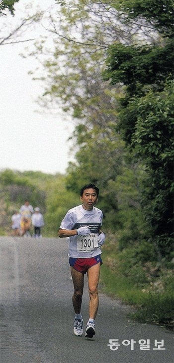 무라카미 하루키는 달리기를 좋아하는 소설가로도 유명하다. 그는 책에서 “소설가로서 작업을 계속하게 해줄 지속력을 기르기 위해선 기초체력이 중요하다”고 말한다. 작가가 30년 넘게 매일 한 시간씩 달리기를 해온 이유다. 동아일보DB