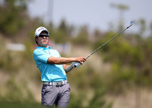 김경태가 일본프로골프(JGTO) 투어 더크라운스에서 2주 만에 시즌 2승째를 거두며 세계랭킹을 50위권으로 끌어올렸다. 2승 모두 연장 끝에 거둔 승리로 뒷심 부족이라는 약점도 극복했다. 사진제공｜신한금융그룹