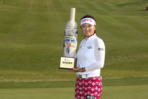 고진영이 1일 경기도 용인 써닝포인트 골프장에서 열린 KLPGA 투어 KG이데일리 레이디스오픈에서 시즌 첫 승을 차지하며 10개월 만에 우승트로피를 들어올렸다. 도자기로 만든 트로피를 들고 환하게 웃고 있는 고진영. 사진제공｜KLPGA