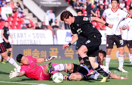 성남 황의조(앞 오른쪽·10번)가 1일 탄천종합운동장에서 벌어진 광주와의 홈경기에서 1-0으로 앞선 후반 35분 상대 골키퍼와 수비수를 제치고 팀의 2번째 골을 터뜨리고 있다. 성남은 2-0으로 이겨 3위를 지켰다. 성남｜김진환 기자 kwangshin00@donga.com