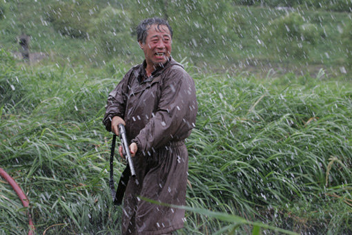 봉준호 감독이 연출한 영화 ‘괴물’에 출연한 변희봉 모습. 사진제공｜청어람