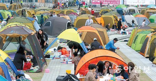 4월 30일 ‘제2회 생명의 바다 그림대회’가 열린 인천 서구 정서진에서 대회에 참가한 학생과 가족이 형형색색의 텐트를 치고 그림을 그리고 있다. 원대연 기자 yeon72@donga.com