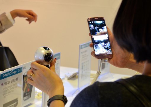 기어360을 체험 중인 관람객들(출처=IT동아)