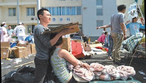 남편 양 씨는 2013년 지진 발생 시 부상한 허씨를 부축해 병원으로 데리고 간 뒤 치료를 받을 때까지 대기장에서 그늘을 만들어줘 누리꾼들의 찬사를 받았다.