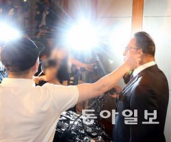 가습기 살균제 피해자 가족들이 2일 오전 서울 여의도에서 열린 옥시 공식 기자회견장에서 옥시레킷벤키저 한국법인 아타 샤프달 대표에게 항의하고 있다. 박영대 기자