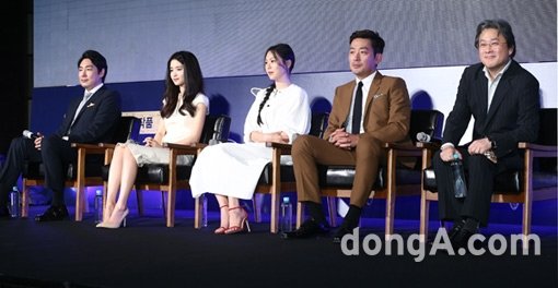 2일 서울 소공로의 한 호텔에서 열린 영화 ‘아가씨’ 제작보고회에 참석한 배우 조진웅·김태리·김민희·하정우, 박찬욱 감독.(왼쪽부터) 이날 김민희와 하정우는 “박찬욱 감독이 영화를 선택한 이유”라고 밝혔다. 동아닷컴 방지영 기자 doruro@donga.com