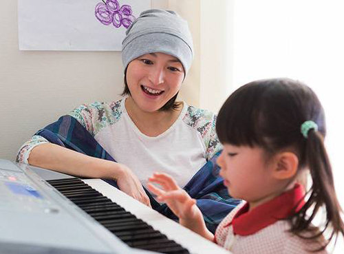 히로스에 료코는 ‘하나와 미소시루’에서 암환자 치에역을 맡아 삭발까지 하며 열연했다. 영화사 진진 제공