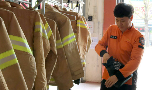 노석훈 소방장이 2일 광주 서부소방서 화정119안전 센터에서 소방장비를 점검하며 현장 복귀를 준비하고 있다. 광주 서부소방서 제공