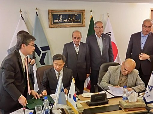 지난 2일 이란 현지에서 열린 사우스파스 11,14단계 사업 협력 MOU 체결식에서 만수르 모아자미(Dr. Mansour Moazzami) IDRO 회장(의자 가운데)이 지켜보는 가운데 임병용 GS건설 사장(왼쪽 의자)과 에마미(Mr. S.M Emami) IDRO측 관계자(오른쪽 의자)가 양해각서에 서명하고 있다. (자료:GS건설)