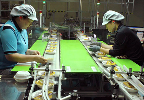 ▲CJ제일제당 부산공장에서 직원들이 즉석밥을 생산하고 있다. 이 공장은 7월 4조 3교대 도입에 맞춰 50여 명을 신규 채용할 계획이다. CJ제일제당 제공