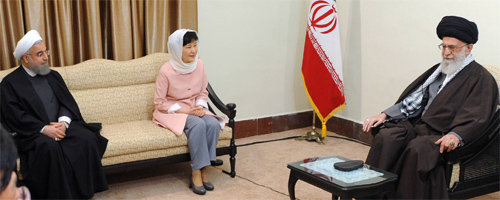 이란 최고지도자와 회동 이란을 국빈 방문 중인 박근혜 대통령이 2일 테헤란에서 최고지도자 아야톨라 알리 하메네이(오른쪽)를 만나 양국 관계 개선에 대한 논의를 하고 있다. 왼쪽은 하산 로하니 이란 대통령. 이란 정부 제공