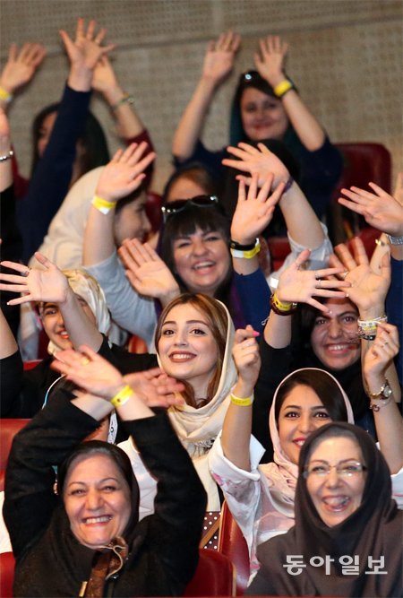 “사랑해요 한류” 2일 오후 이란 수도인 테헤란 밀라드타워에서 열린 ‘한-이란 문화공감’ 공연에서 젊은 여성들이 손을 흔들며 한국 문화에 대한 애정을 드러내고 있다. 테헤란=변영욱 기자 cut@donga.com